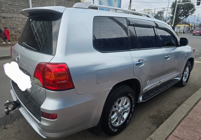 Toyota Land Cruiser V8 (Auto)