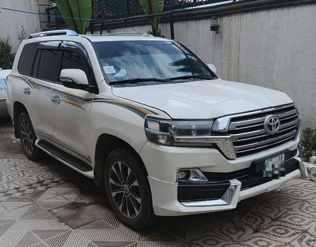 Toyota V8,Automatic,2010,benzene,7 seater,excellent condition,